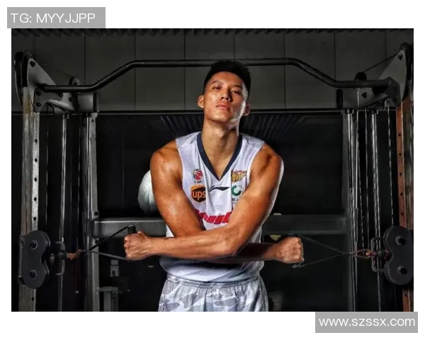 姚明霸气挥拳展现力量与自信引发全场热烈欢呼与赞叹