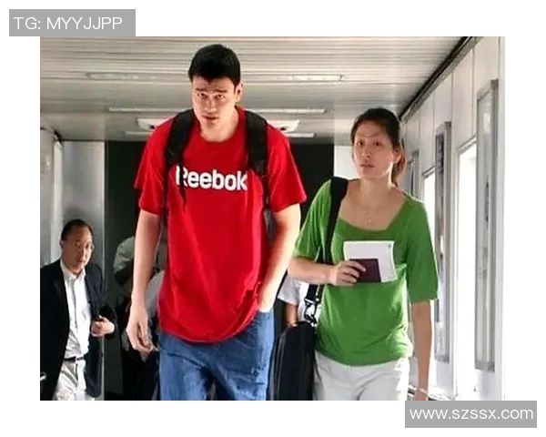 姚明化身普通路人展现真实生活瞬间引发网友热议与感慨