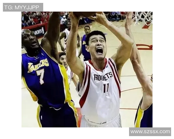 姚明招牌进攻揭秘：如何在篮球场上运用身高与技巧的完美结合